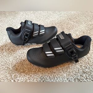 NWOT Speed Black Cycling Shoes with Secure Straps SZ 40